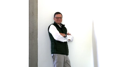 Stefan Hildebrand ist seit 20 Jahren ehrenamtlicher rechtlicher Betreuer und teilt seine Erfahrungen beim Infoabend. (Foto: lra Dachau, Veronika Plajer)