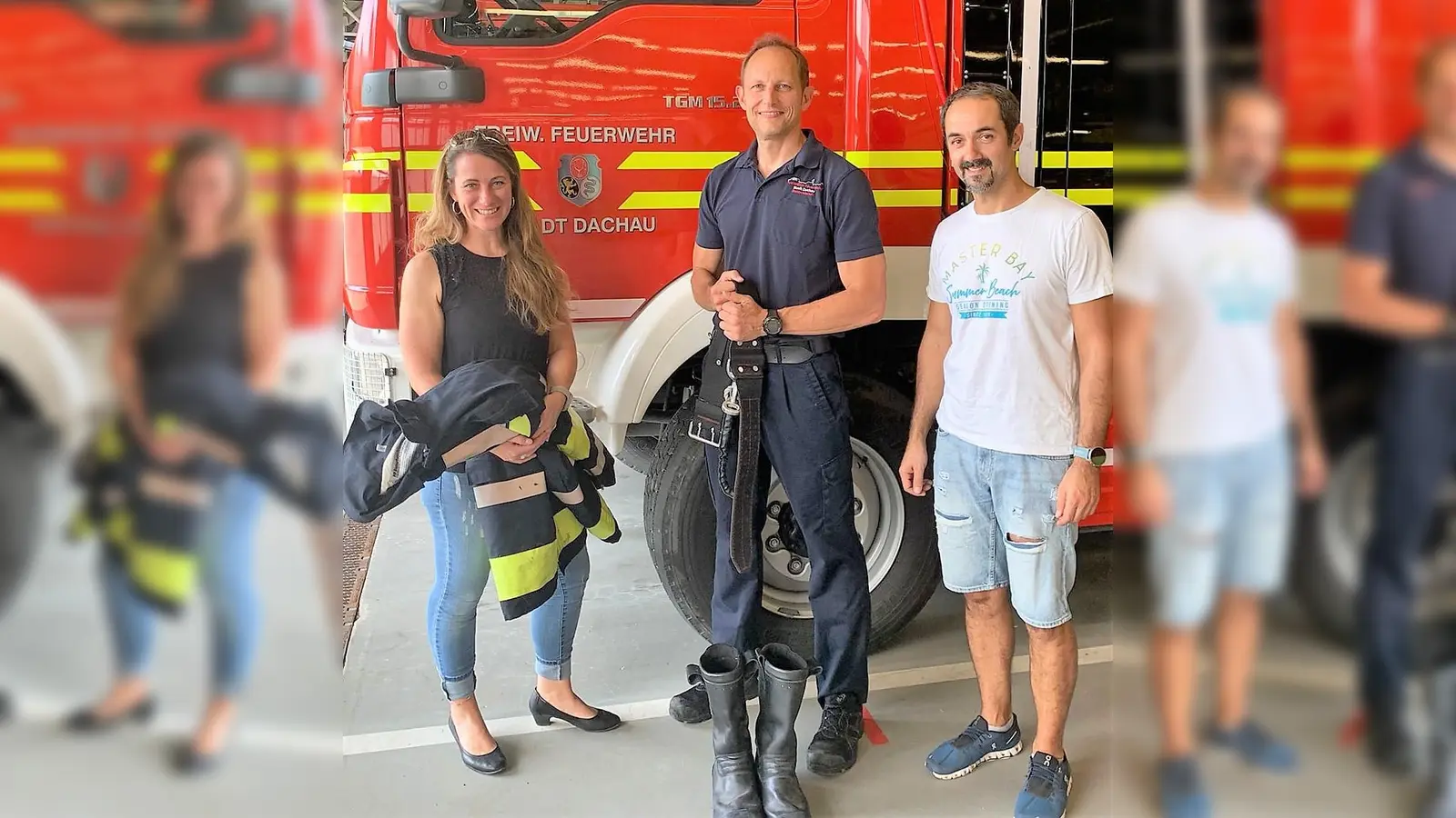Ramona Schmid, Florian Scharf und Alexander Grögeder (von li) bei der Übergabe der Ausrüstung im Dachauer Gerätehaus. (Foto: Feuerwehr Dachau)