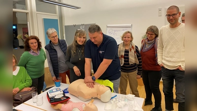 Michael Karlstetter (Mitte), Ausbildungsleiter im BRK Kreisverband Dachau, bei der Erste-Hilfe-Schulung der Ehrenamtlichen.  (Foto: AWO Dachau)
