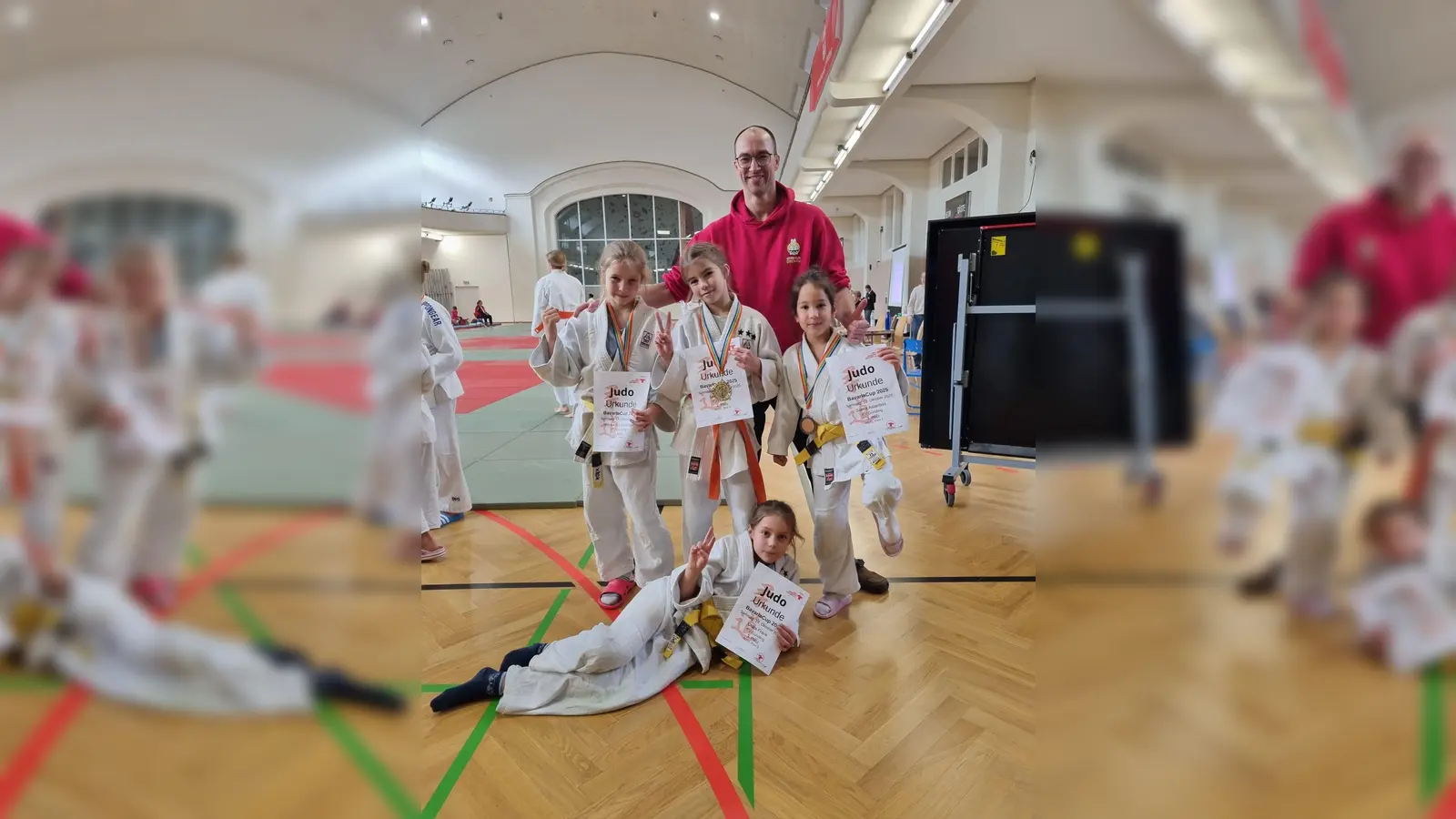 Erfolgreiche Gündinger U11: Clara Frank (liegend), Mara-Lina Gasteiger, Mira Wegner und Sahra Aslanbas (v. l.), dahinter: Trainer Lars Wegner. (Foto: SV Günding )