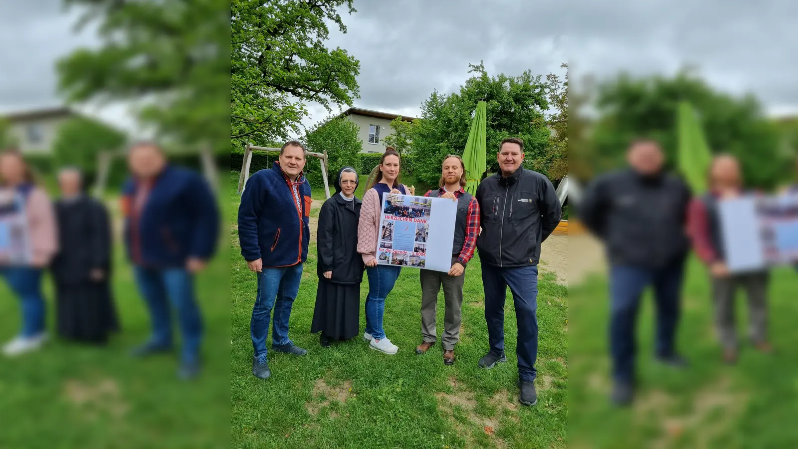 Scheckübergabe (von links): Bernhard Rückert, Planer (Bauleitung), Sr. Gabriele M. Konrad (Generaloberin der Franziskanerinnen), Jasmin König (Leiterin Kita Benjamin), Danilo Weber (stellv. Leiter Kita Benjamin) und Jürgen Gabler. (Foto: pi)