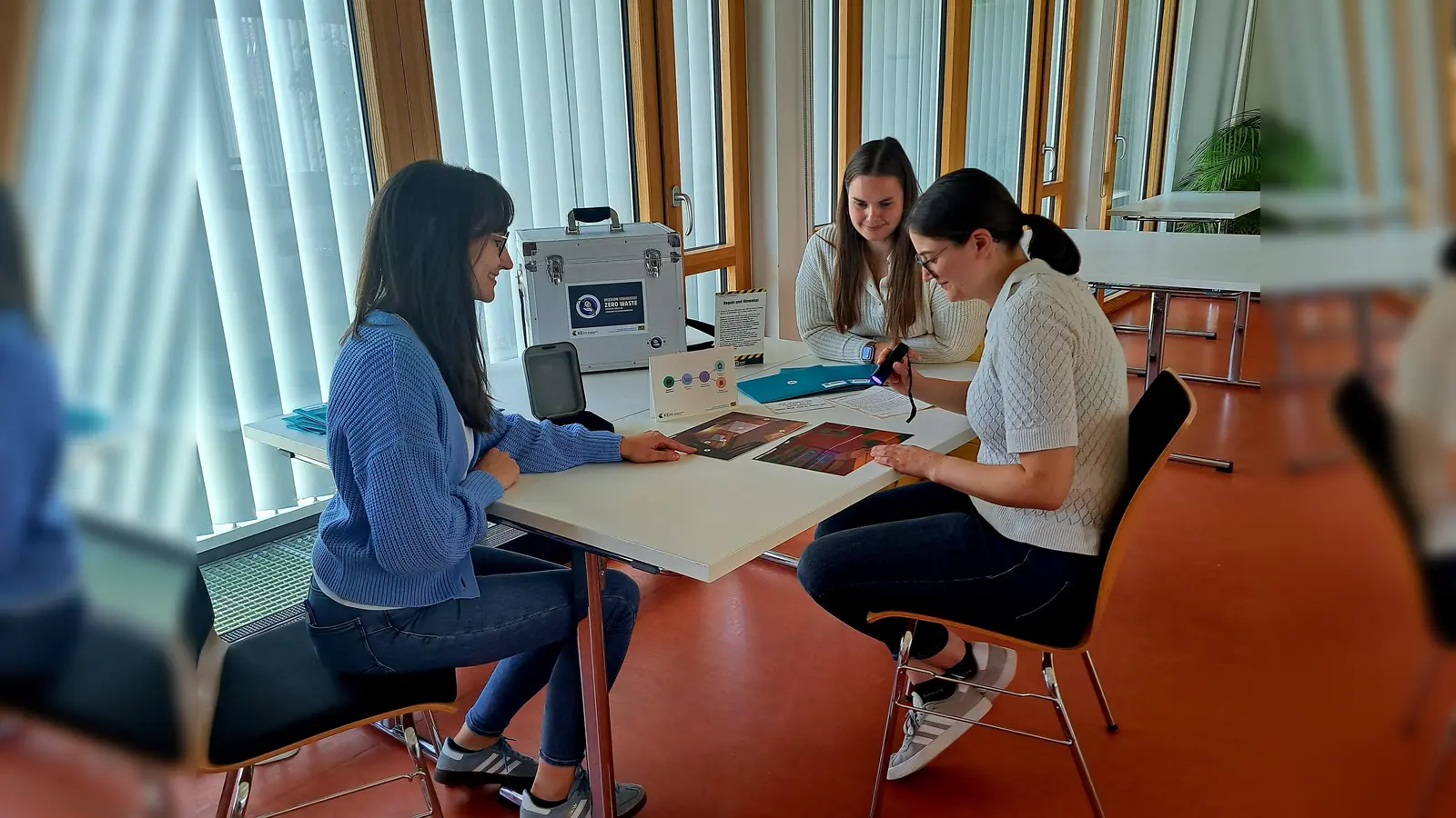 Schülerinnen des Ignaz-Taschner-Gymnasiums lernen beim Escape-Games viel - und haben Spaß dabei. (Foto: AELF FFB)