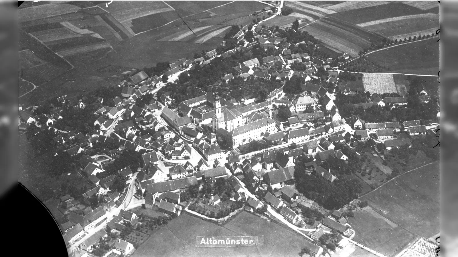 Die Luftbildpostkarte des alten Ortszentrums vor 1914 war zuletzt im Museum Altomünster zu sehen. (Foto: Fotoarchiv Baumann)