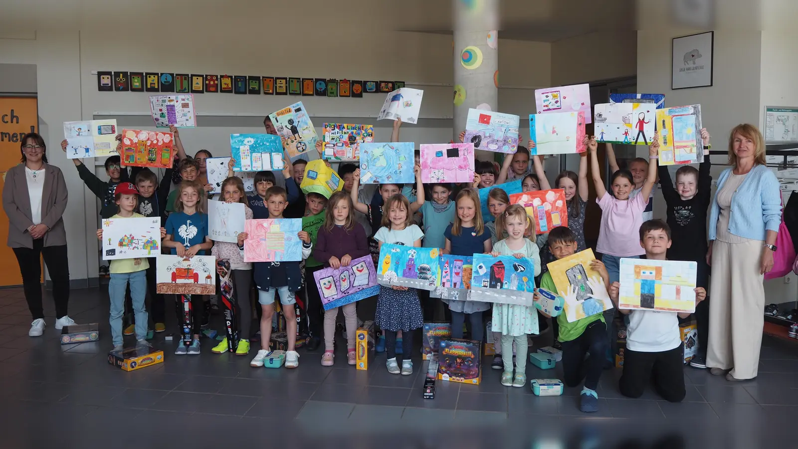 Die Klassensieger der Grundschule Röhrmoos mit der VR-Mitarbeiterin Barbara Schuhmann (links) und der Schulleiterin Sabine Bauer (rechts) (Foto: VR Bank Dachau)