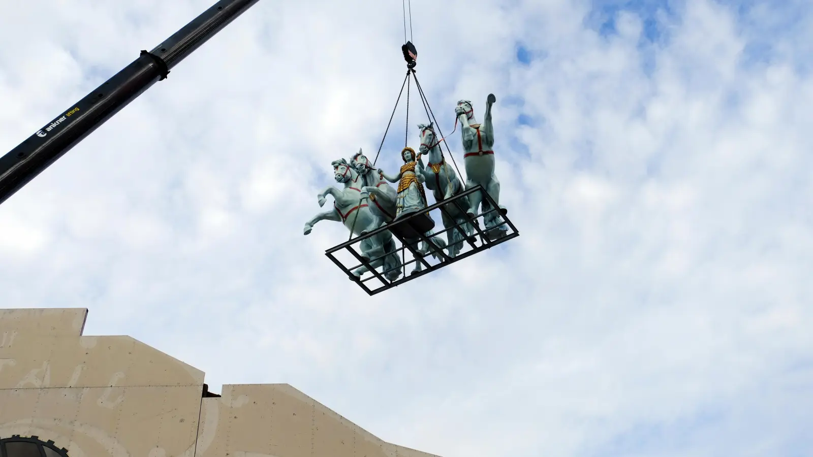 Die Quadrille, die das Marstall-Zelt schmückt, ist hier auf ihrer &quot;Himmelfahrt&quot; festgehalten worden. (Foto: Robert Bösl)