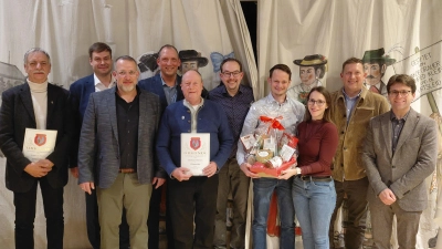 Volker C. Koch, Fabian Schürg, Florian Reiter, Thomas Hüller, Berti Hubrich, stellv. Vorstandsvorsitzender Mathias Glück, Sven und Simona Colombo, stellv. Kommandant Gerd Lobmeier und OB Florian Hartmann. (Foto: FF Dachau)