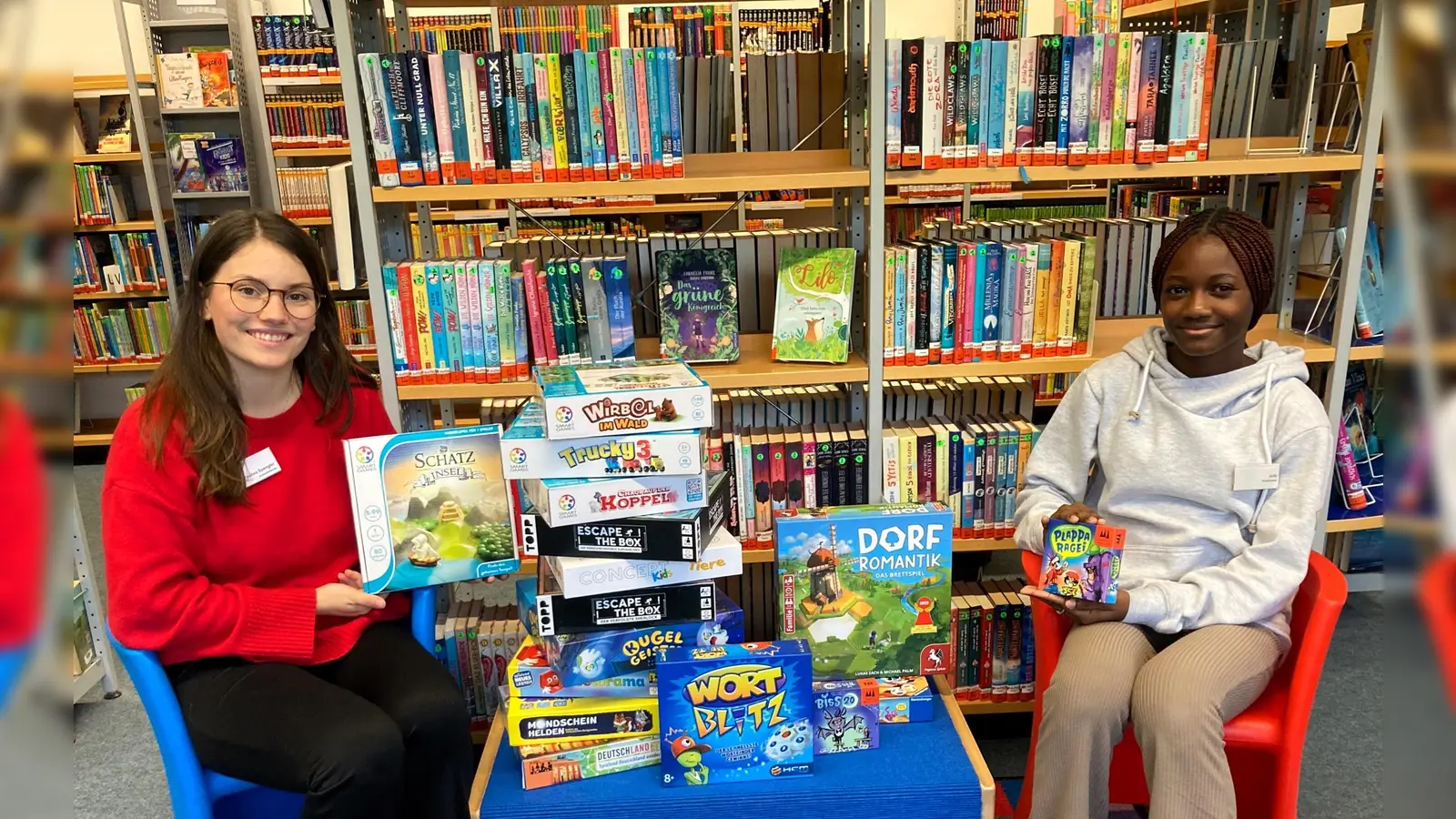 Die FAMI-Auszubildende Paulina Spengler (li) wurde bei der Einarbeitung der neuen Spiele von Judy Enwusoyele unterstützt, die im November ihr einwöchiges Schülerpraktikum in der Stadtbücherei absolvierte <br> (Foto: Stadtbücherei Dachau)