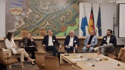 Kenntnisreiche Diskussion (von links): Moderatorin Franziska Zimmermann, Katrin Staffler (CSU), Michael Schrodi (SPD), Dr. Frank Hüpers (HWK), Stefan Fichtl (IHK) und Korbinian Urban (WJ Dachau). (Foto: jj)