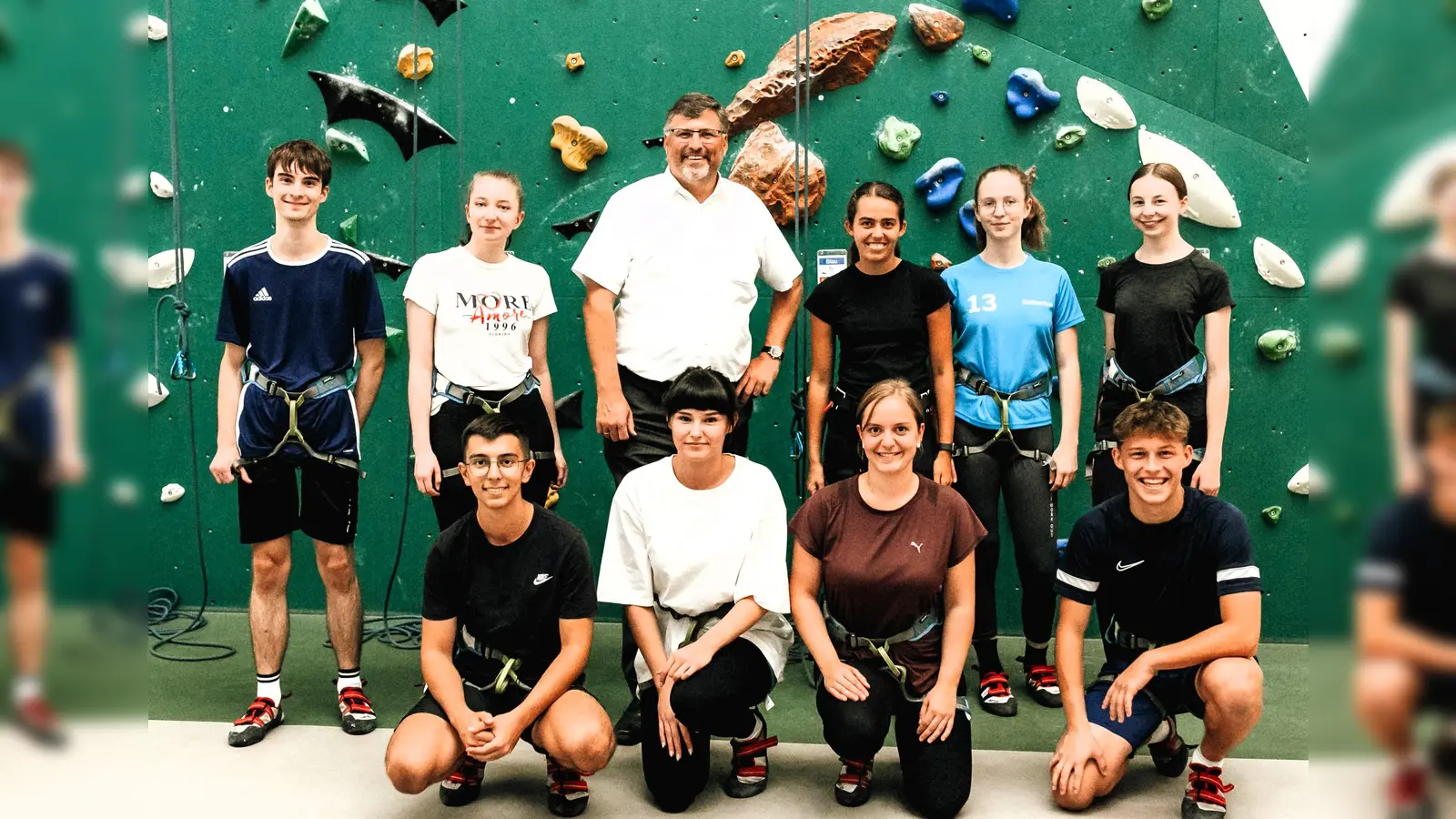 Die Anwärterinnen, Anwärter und Azubis im Landratsamt Dachau in der Naturfreunde Kletterhalle. (Foto: Philipp Kostecki/KP FOTO)