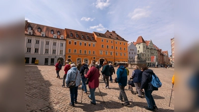 Bei der Stadtführung besichtigen die Teilnehmer auch den Haidplatz im Stadtzentrum. (Foto: privat)