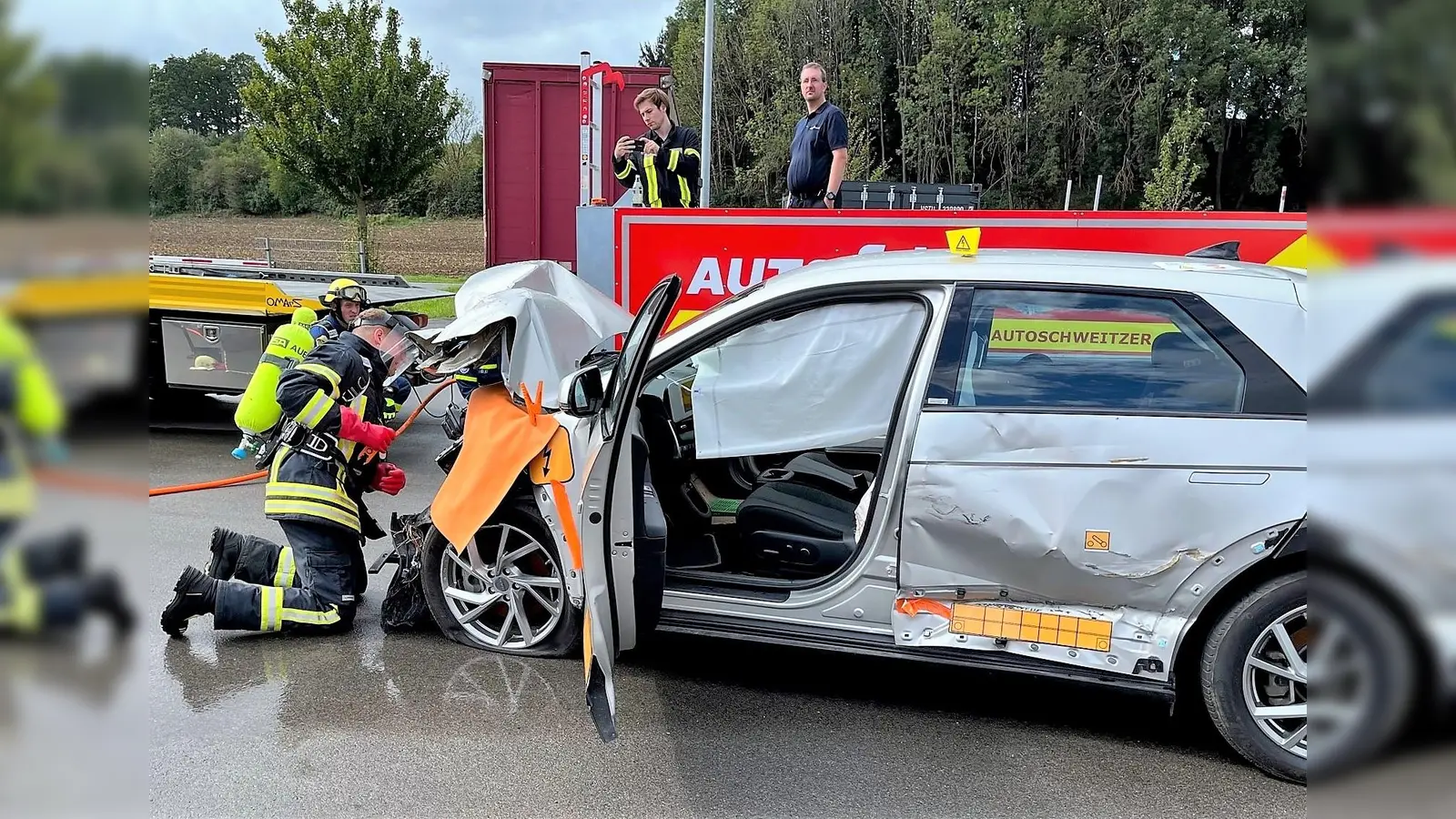 Feuerwehren und THW wurden in der Brandbekämpfung von Hochvolt-Fahrzeugen geschult. (Foto: KFV Dachau)