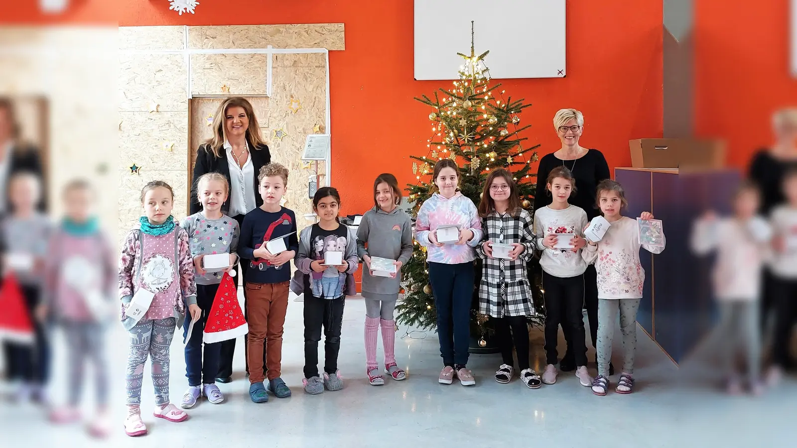 Andrea Wiesner (li) und Claudia Schier (re) mit den kleinen Gewinnerinnen und Gewinnern. (Foto: Sparkasse Dachau)