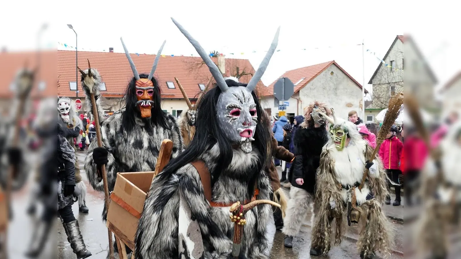 Auch gruselige Gestalten zogen 2020 im Maschkerazug durch den Ort. (Foto: www.fasching-weichs.de)