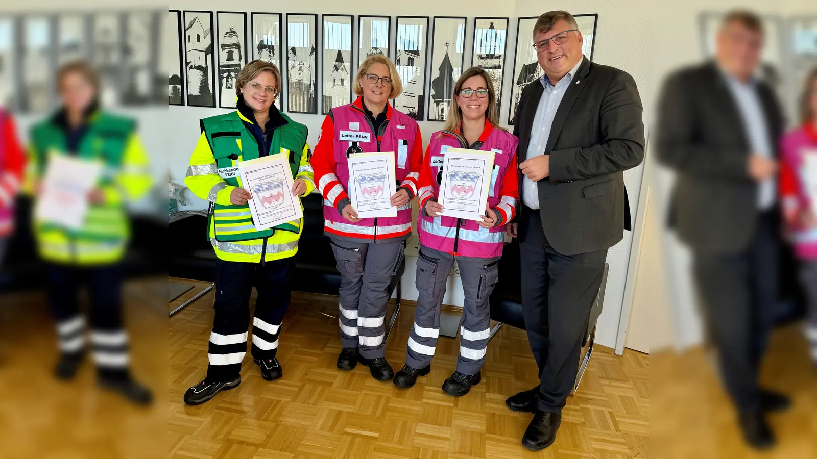 Die neuen Leitungskräfte für die Psychosoziale Notfallversorgung Barbara Niedermeier, Renate Kraus und Sabrina Karlstetter mit Landrat Stefan Löwl. (Foto: LRA Dachau, Silke Fendt)