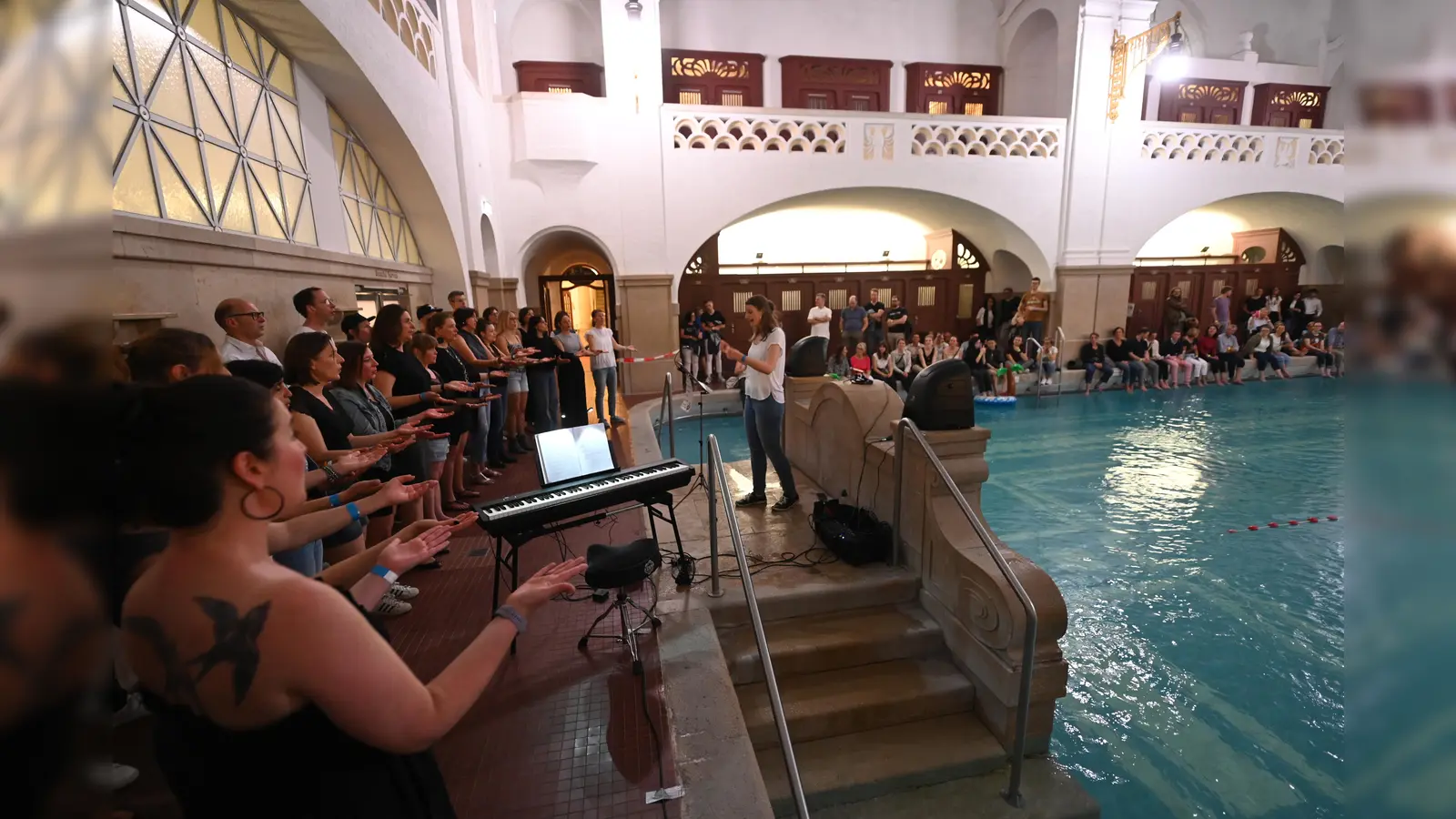 Im Müller&#39;schen Volksbad singen Chöre wie der Bud Spenzer Heart Chor, Robins Choruso und die Harmunichs direkt am Beckenrand. (Foto: Stephan Rumpf)
