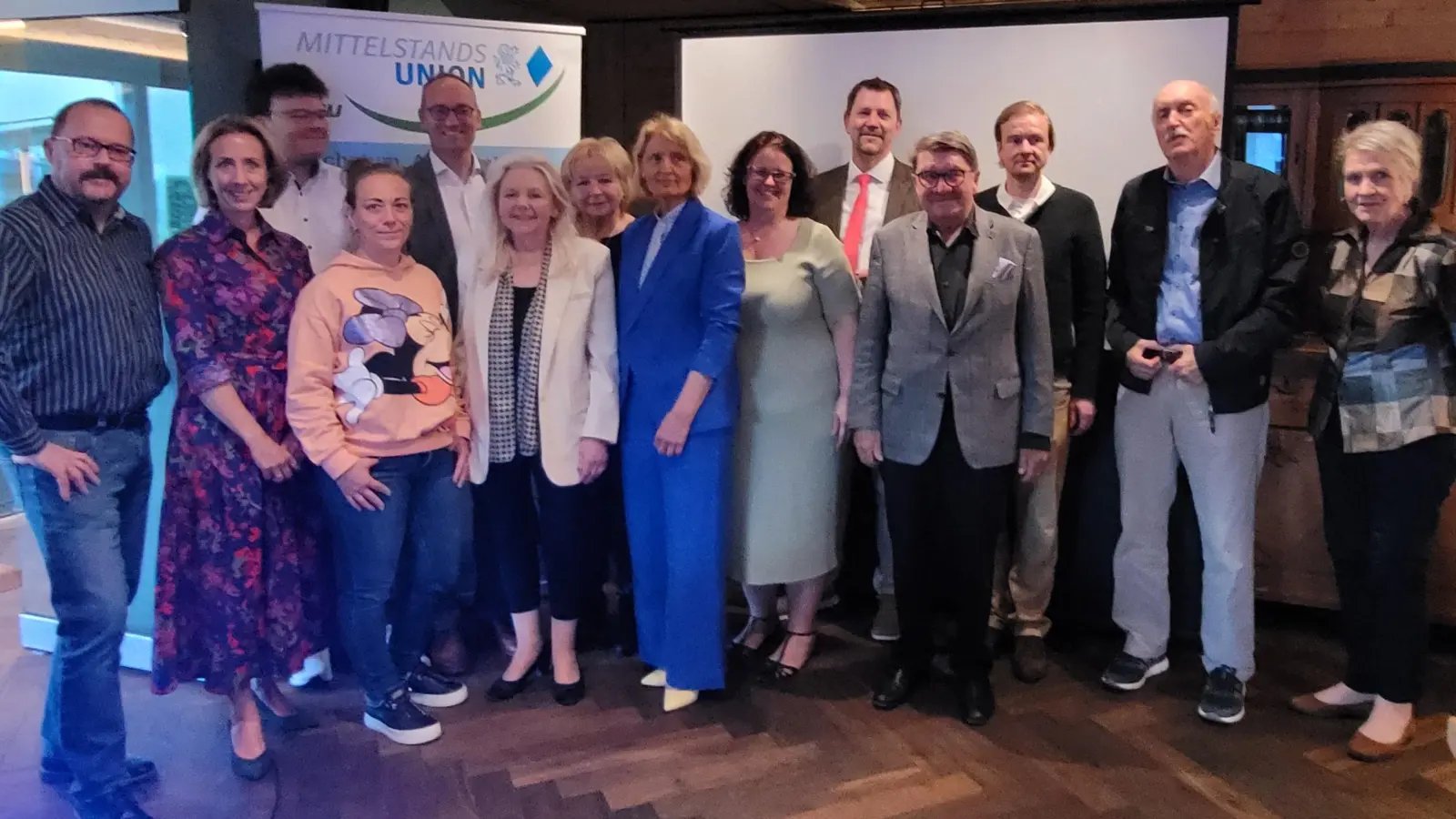 Neuwahlen bei der Mittelstand-Union (con links): Michael Niedermair, Stephanie Burgmaier, Dominik Bittner, Yvonne Rambold, Bernhard Seidenath, Christine Unzeitig, Brigitte van Dyck, Renate Enzensberger, Kerstin Eckstein, Robert Axtner, Hansjörg Christmann, Dr. Andreas Scherm, Simon Landmann, Eva Rehm. (Foto: MU)