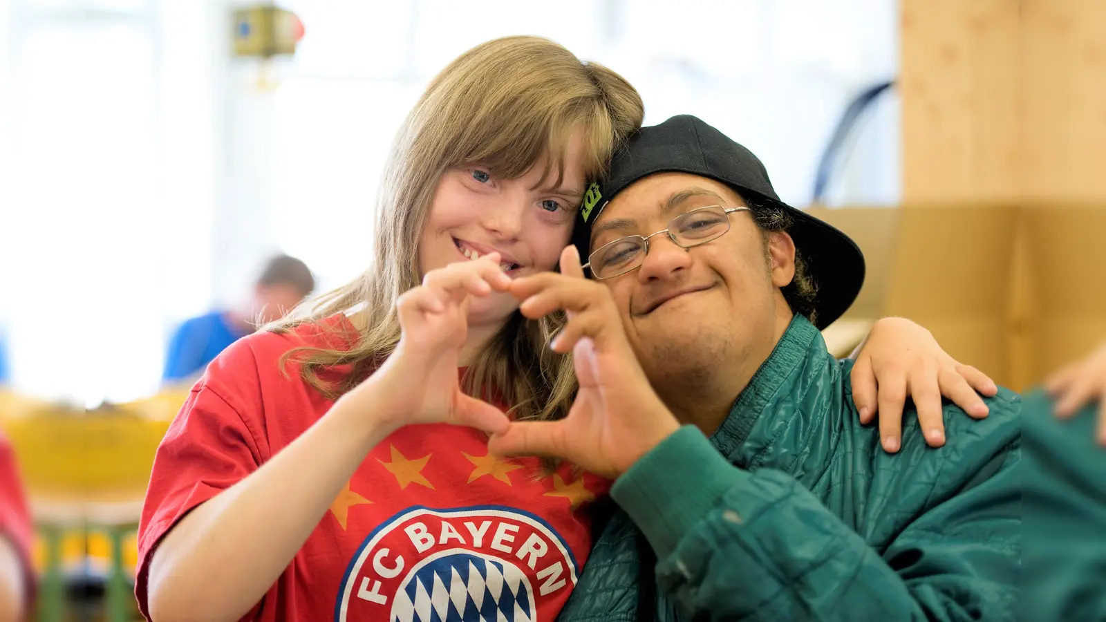 Die Bewohnerinnen und Bewohner freuen sich über die neuen Küchen. (Foto: Thomas Klinger)
