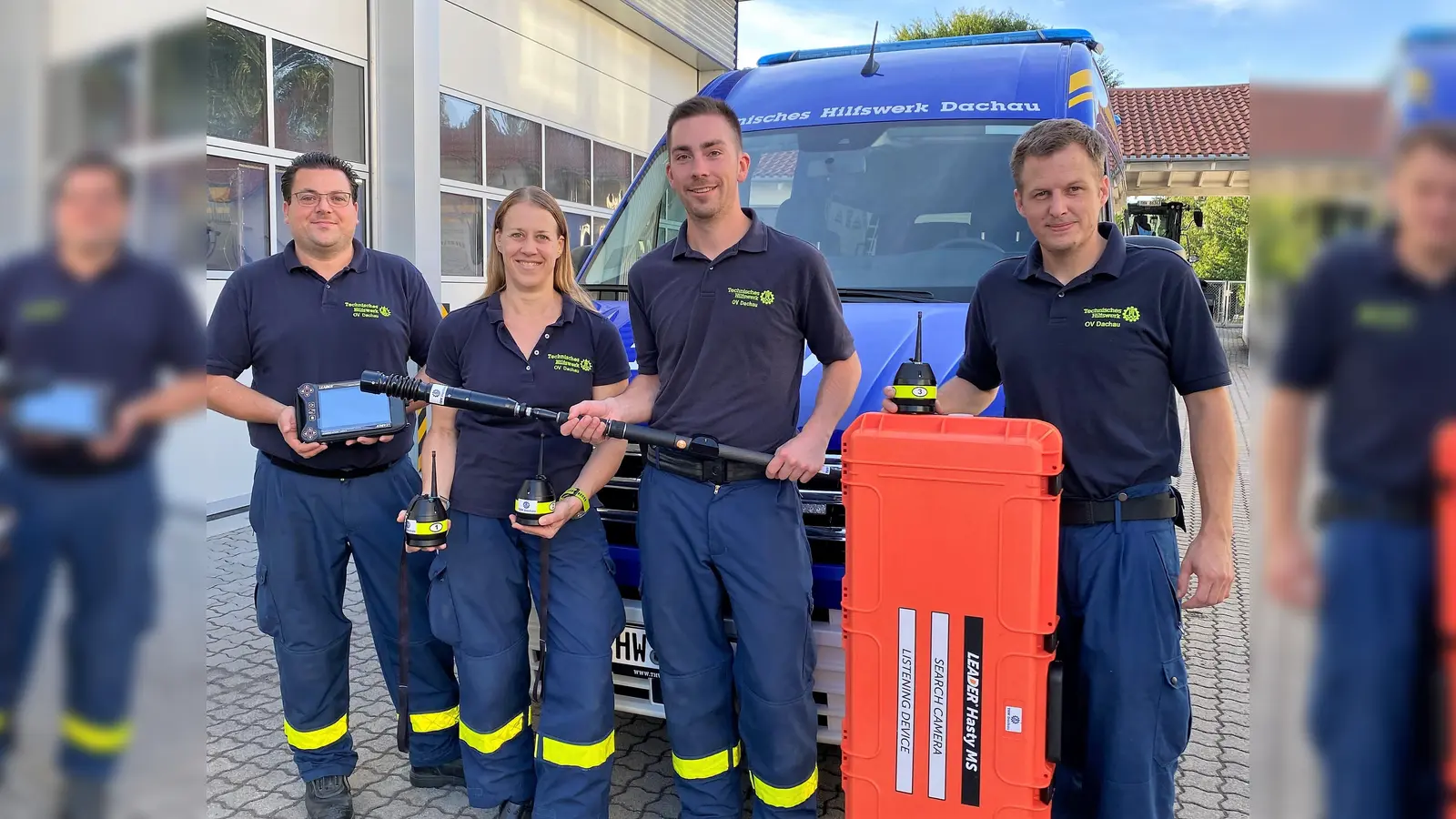 Übergabe des neuen Ortungsgeräts (von li) Zugführer Marco Illmann, Saskia Seeger, Quirin Rosenmüller und Andreas Schultes.<br><br> (Foto: THW Dachau)