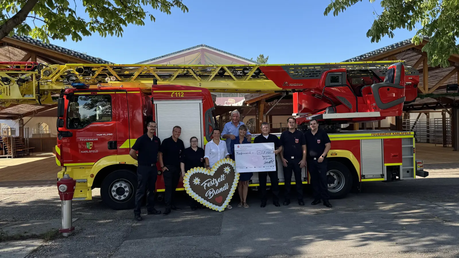 Die Familie Brandl übergab zum Jubiläum eine Spende von 5.000 Euro an die Freiwillige Feuerwehr Karlsfeld - als Zeichen ihrer Verbundenheit und Wertschätzung für das langjährige Engagement. Unser Bild zeigt die Feuerwehrler Thomas Theil, Markus Töpfer, Sandra Quintscher, Julia Baehr (Brandls Festzeltbetriebe), Peter Brandl (Brandls Festzeltbetriebe), Manuela Brandl (Brandls Festzeltbetriebe), Michael Scheyerl, Kommandant Michael Peschke und Bernd Grünfelder (von links). (Foto: Weimer-Paulus)