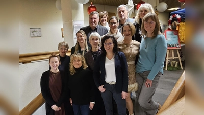 Die Zertifikatsempfänger „Seniorenbegleitung mit Schwerpunkt Demenz“ bei der feierlichen Übergabe im Landratsamt Dachau. (Foto: Landratsamt Dachau, Stefanie Otterbein)