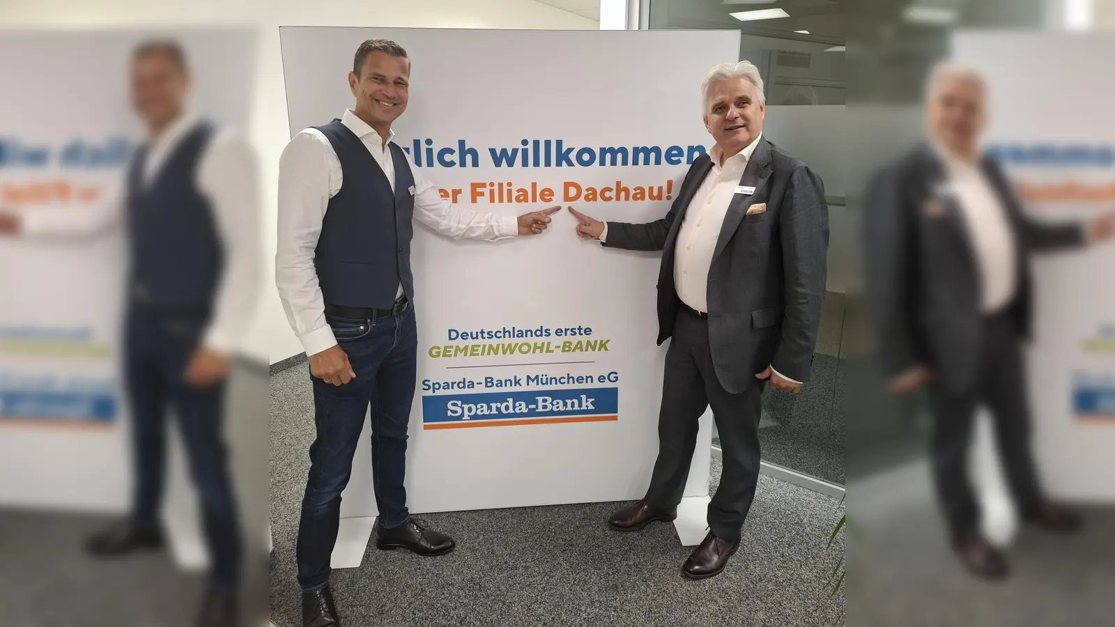 Jürgen Vogt, Filialleiter in Dachau (l.), und Peer Teske, Vertriebsvorstand Sparda Bank, sehen positiv für die Dachauer Filiale in die Zukunft. (Foto: Sparda Bank Dachau)