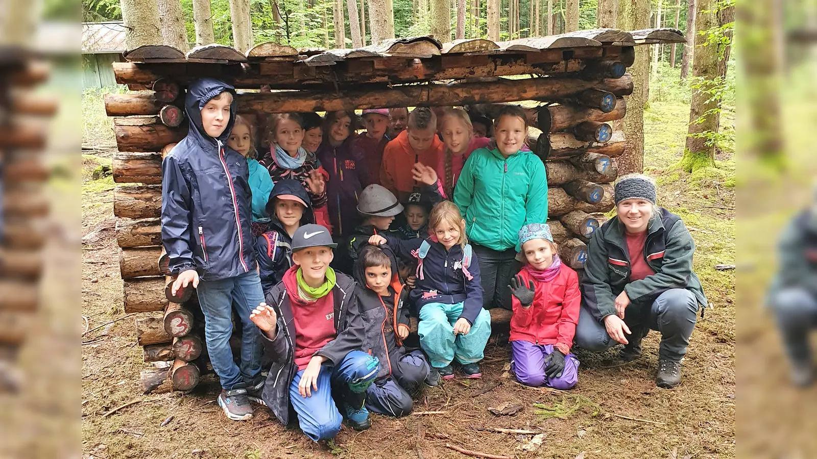 30 Kinder waren mit Försterin Katharina Nauderer im Wald unterwegs. (Foto: KJR Dachau)