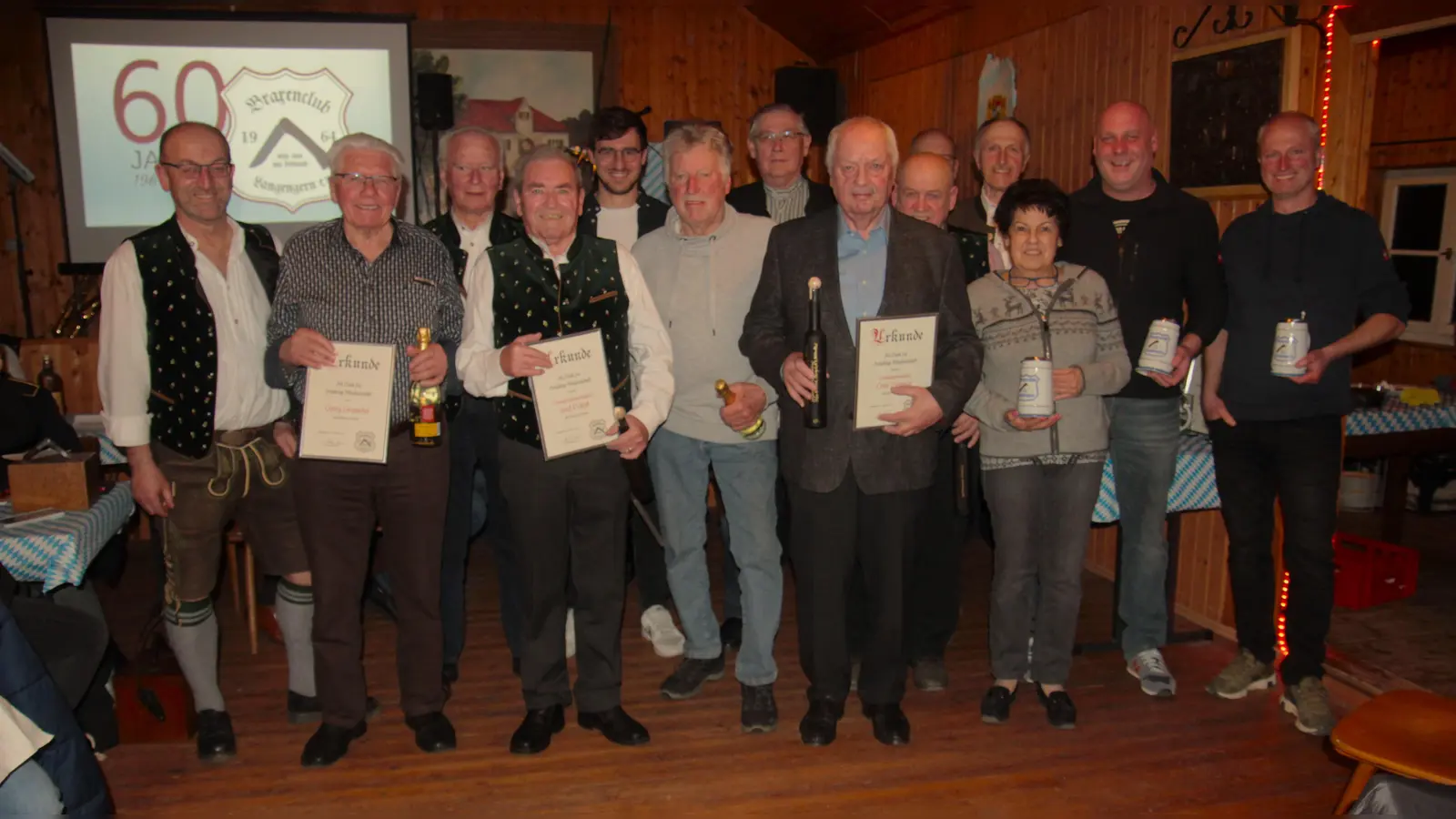 Der 1. Vorstand Helmut Steiner (li) mit den anwesenden Vereinsjubilaren. (Foto: Braxenclub Langengern)