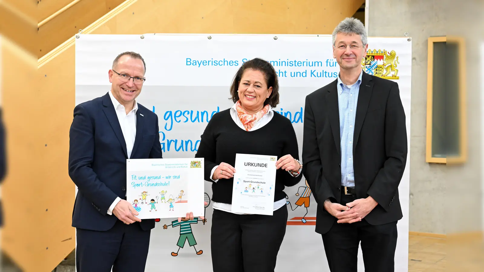 Auszeichnung für die Grundschule Haimhausen: Kultusminister Prof. Dr. Michael Piazolo (r.), BLSV-Präsident Jörg Ammon (l.) sowie Rektorin Cornelia Stock. (Foto: Tobias Hase / stmuk)