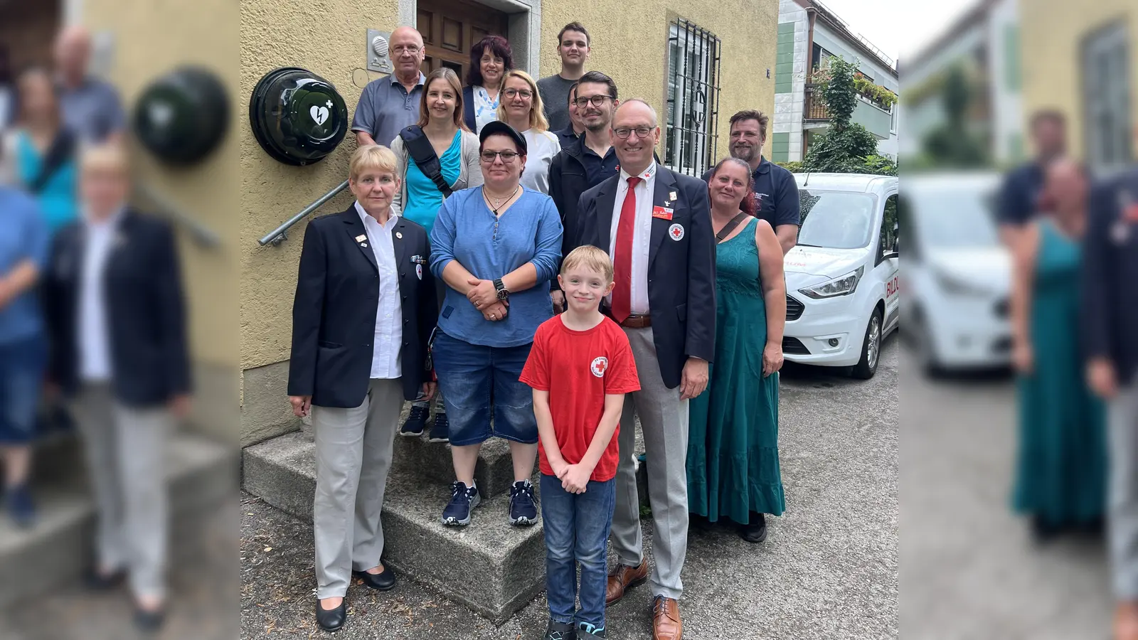 Der BRK-Kreisvorsitzende Bernhard Seidenath (r.) und seine Stellvertreterin Angelika Gumowski (l.) mit den Neu-Rotkreuzlern. Vorne in der Mitte Elias. Dahinter Vesna Jovovic, Eva Jaser, Carmen Lederer, Nicole Beckmann (verdeckt) und Dennis Behrendt. Rechts außen: Mandy Jödicke und Björn Moldenhauer. Hinten: Hans und Hannelore Salvermoser und Julian Köhler.  (Foto: BRK - Kreisverband Dachau)
