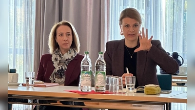 Stephanie Burgmaier (l.) und MdB Katrin Staffler im Caritas-Zentrum. (Foto: Caritas)