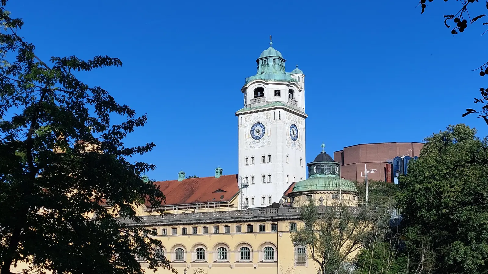 Mit dem Pass bekommt man auch vergünstigten Eintritt in die Schwimmbäder der Stadt, hier das Müller&#39;sche Volksbad in der Au. (Foto: bas)