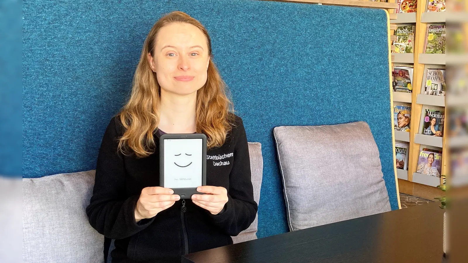 Daniela Holzer berät beim Einstieg in die „digitale Bibliothek“. (Foto: Stadtbücherei Dachau)