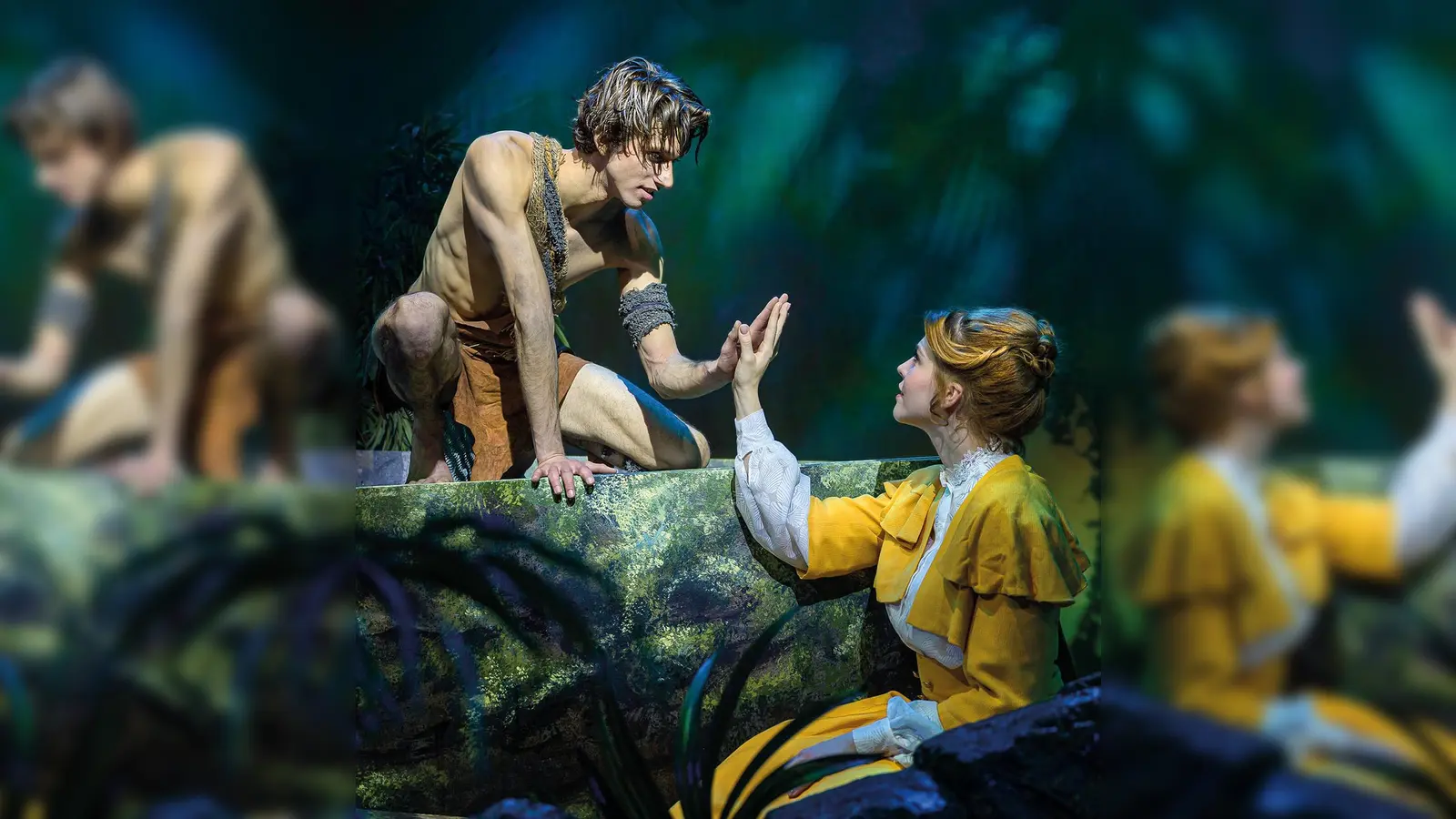 Begegnung zweier Welten: Tarzan und Jane nähern sich an. (Foto: Theater Liberi/Nilz Böhme)