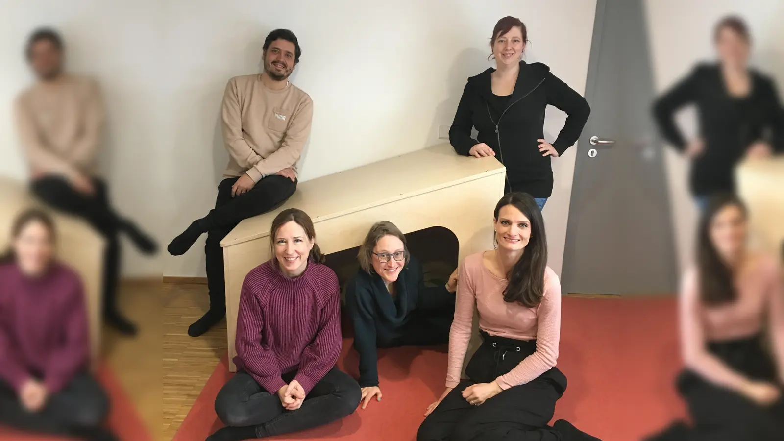 Freuen sich über die Spielsachen für die Kinder: Natascha Rac-Stöss, Christoph Benedix (oben) und (unten von links) Bianca Metzner, Susanne Bellmann und Beate Niethammer. (Foto: Kinderhaus)