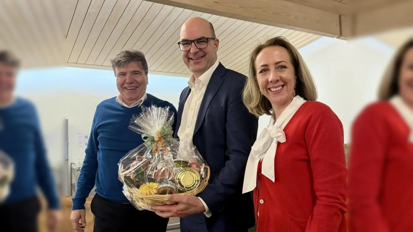 Die Vorsitzenden Stephanie Burgmaier und Stefan Kolbe überreichen ihrem Gast Michael Kießling (MdB) als Dank für sein Kommen einen Präsentkorb mit lokalen Schmankerln. (Foto: CSU)