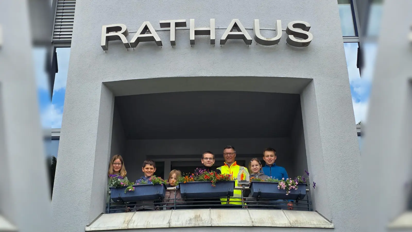 Bürgermeister Wolfgang Hörl freute sich über die Pflanzaktion der „Waldgeister”.  (Foto: Gemeinde Schwabhausen)