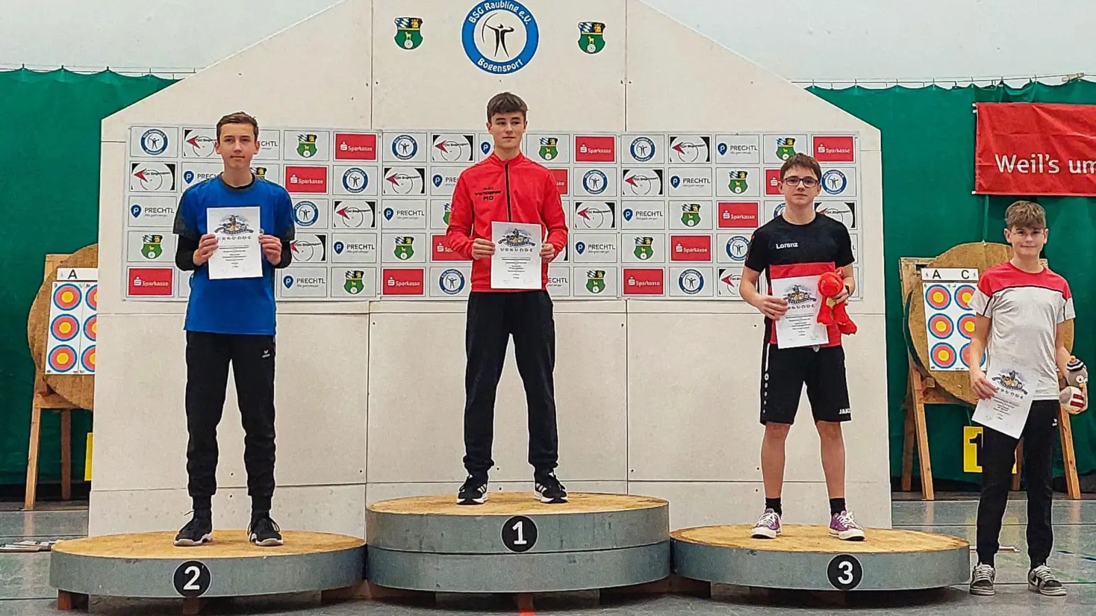 Lorenz Krammer (r.) belegte den dritten Rang in der Jugendklasse männlich Recurve. (Foto: TSV Dachau 1865)