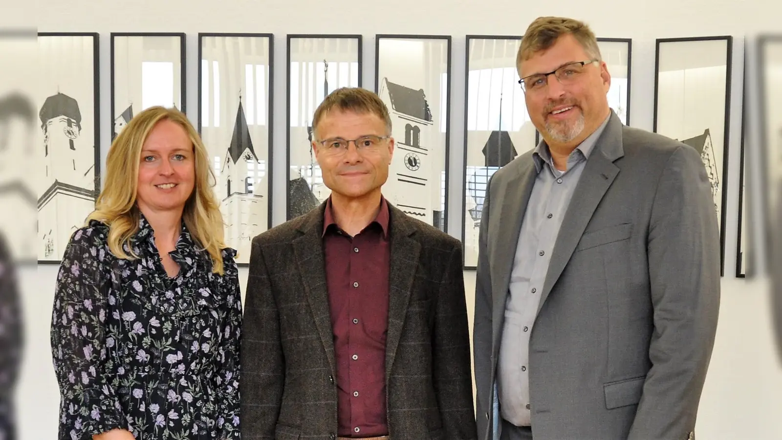 Landrat Stefan Löwl (re) und Sachgebietsleitung Sabine Schöttl begrüßen den neuen Moorberater Andreas Fuchs. (Foto: LA Dachau / Silke Fendt)