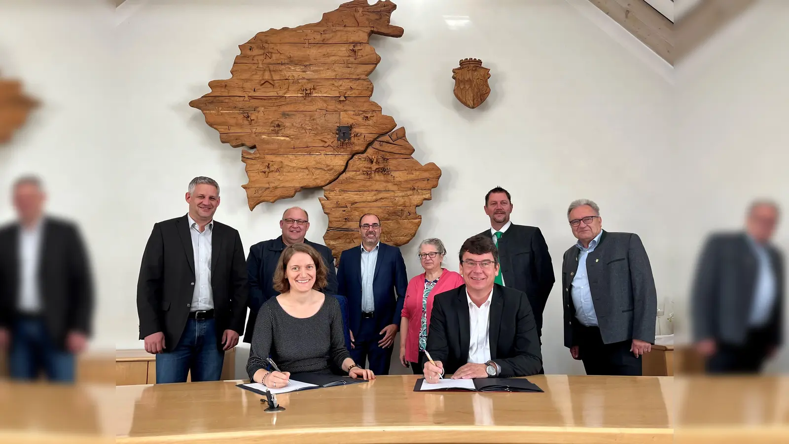 Heidi Schaitl (Caritas) und Franz Obesser (Bmg. Markt Indersdorf) bei der Vertragsunterzeichnung (vorn) sowie hinten (von li) Christian Blatt (Bgm. Erdweg), Harald Dirlenbach (Bgm. Vierkirchen), Florian Scherf (2. Bgm. Schwabhausen, Irene Küsters (Caritas), Robert Axtner (Bgm. Bergkirchen) und Dieter Kugler (Bgm. Röhrmoos). Verhindert waren beim Termin die Bmg. von Haimhausen und Weichs. (Foto: red)