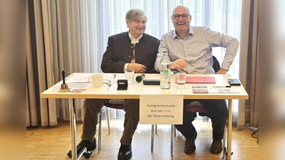 Bernhard Ulrich (r.), bekannt als Hubert Kirchleitner in der BR-Serie „Dahoam is Dahoam“, gab Einblicke hinter die Kulissen. (Foto: Treffpunkt 50+)
