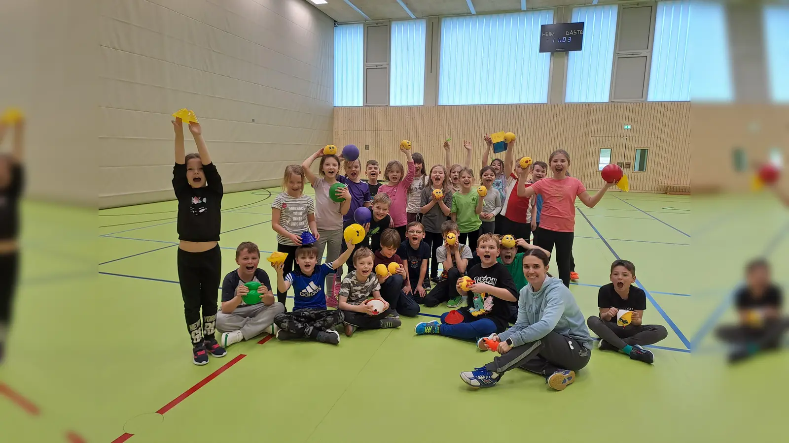 Gut ausgepowert: Die Kinder der Klasse 2b zusammen mit Jugendbetreuerin Agnes Kokai. (Foto: sb)