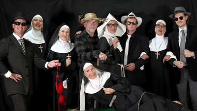 Im Ensemble finden sich neue und bekannte Gesichter. (Foto: Helmut Stark)