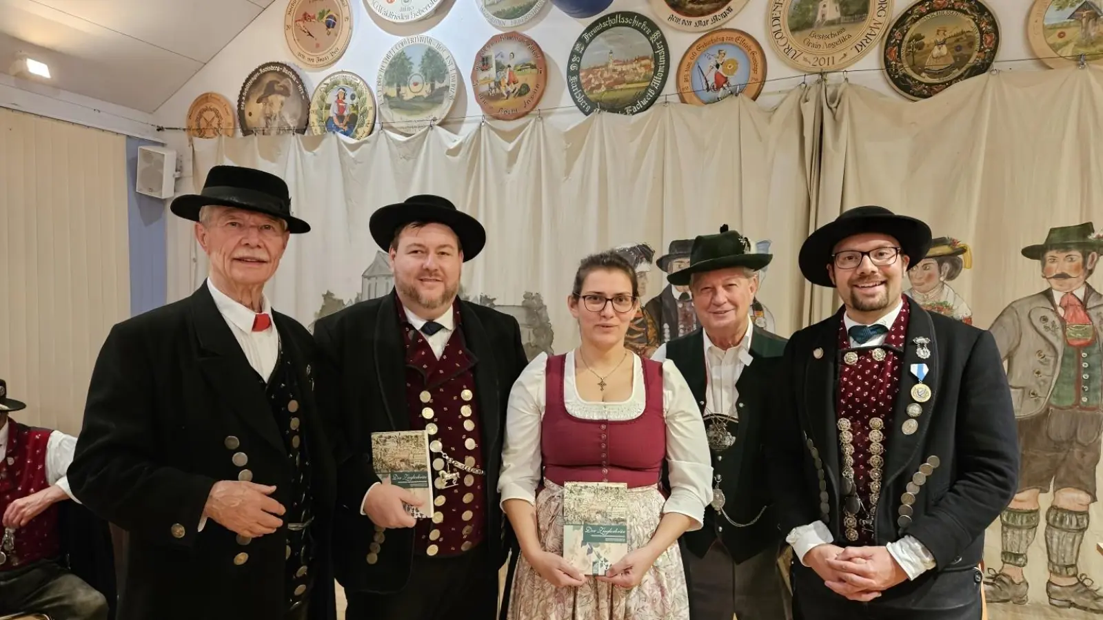 Markus Erhorn (r.) und Dr. Edgar Forster (l.) bedankte sich im Namen der Ampertaler bei den Vertretern des Isargaus: Markus Hagn, Helga Müller und Wolfgang Gensberger. (Foto: D'Ampertaler)