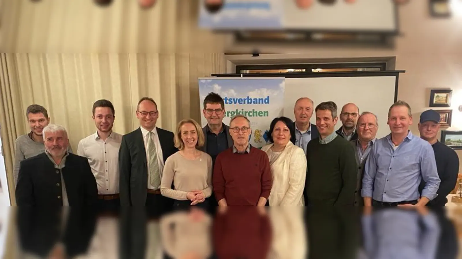 Die neu- beziehungsweise wiedergewählte Vorstandschaft mit MdL Bernhard Seidenath und Stephanie Burgmaier (4. und 5. von li) und Vorstand Erich Oßwald (6. von li). (Foto: CSU Bergkirchen)
