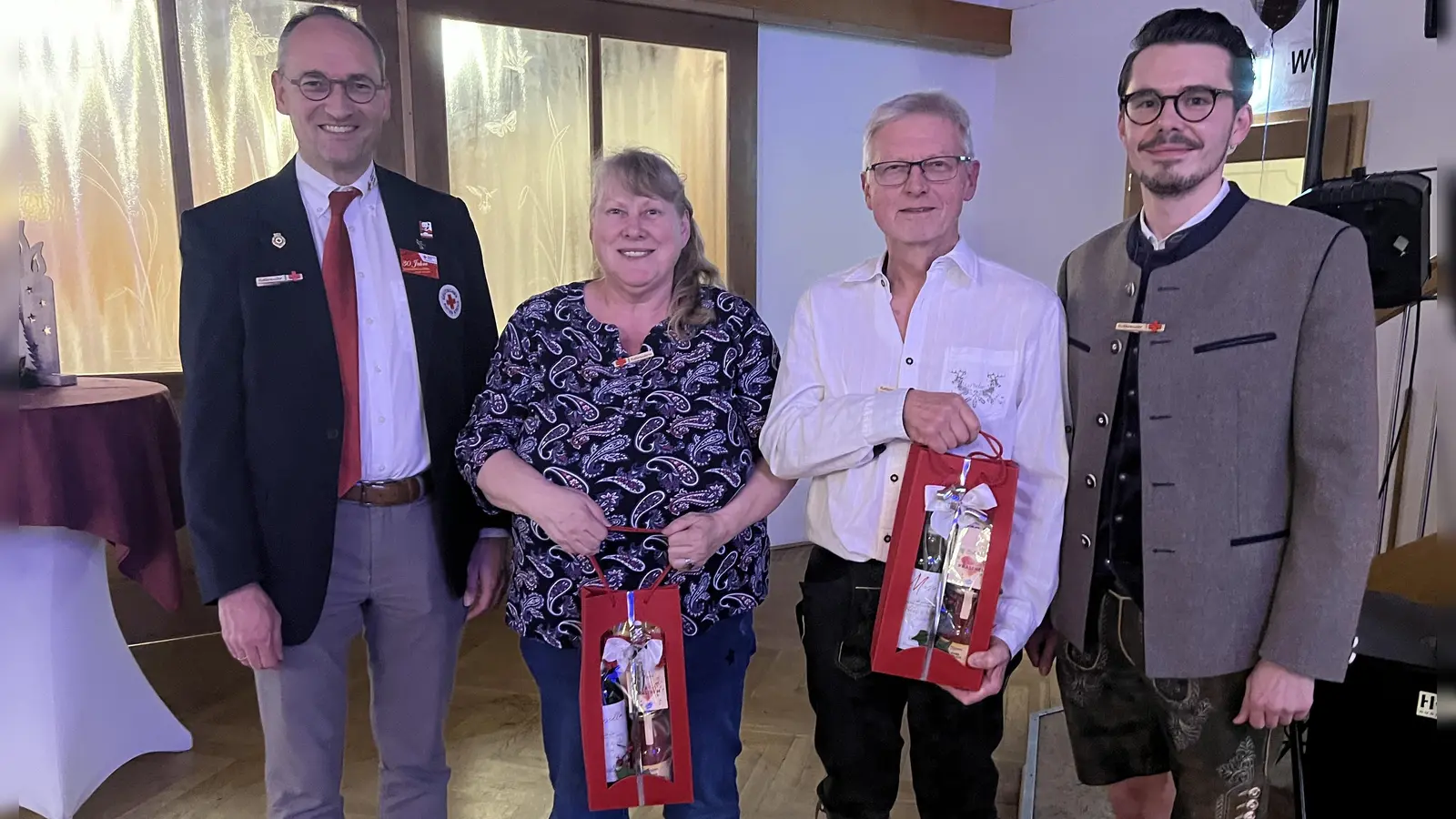 Verabschiedung von Monika Zauner und Franz Rötzer durch Bernhard Seidenath (l.) und Dennis Behrendt (r.).  (Foto: BRK-Kreisverband Dachau)