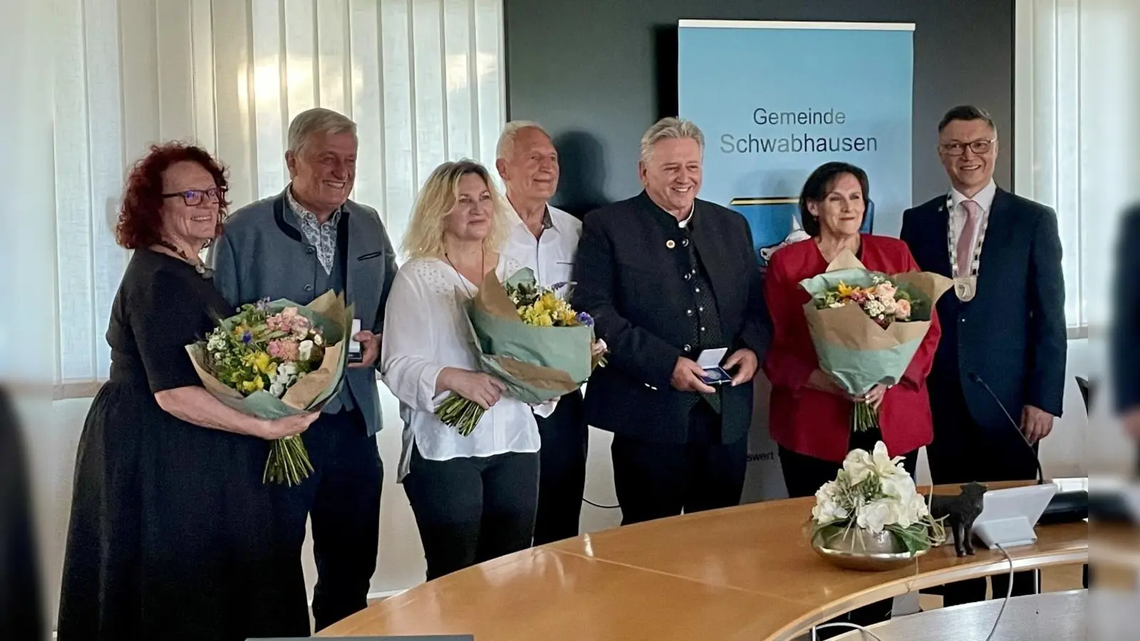 Die Geehrten mit ihren Ehefrauen: Sabine und Hans Sturm, Vlasta und Anton Kornprobst, Albert und Ingrid Rosa Winkler sowie Bürgermeister Wolfgang Hörl (v. l.). (Foto: Gemeinde Schwabhausen)