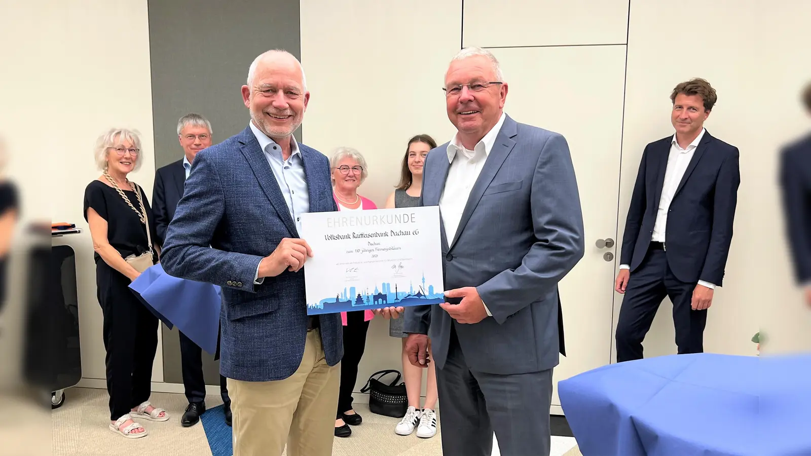 Thomas Höbel (re) nimmt die Urkunde vom stellvertretenden Hauptgeschäftsführer der IHK für München und Oberbayern Peter Kammerer entgegen. (Foto: VR Bank Dachau)