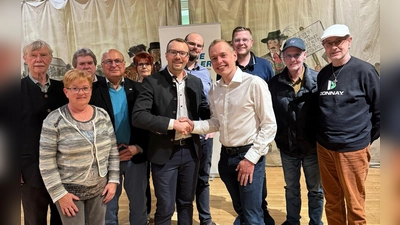 Markus Erhorn (6. v. l.) umringt von einigen seiner Mitstreiter: Dr. Edgar Forster, Brigitte Dornstädter, Horst Ernstdorfer, Werner Dornstädter, Andrea Härtl, Oberbürgermeisterkandidat Markus Erhorn, Andreas Brüstle, Kreisrat Sebastian Leiß, Anthony Hohenegger, Wolfgang Hüskes, Franz X. Polz (v. l. n. r.) (Foto: Freie Wähler Dachau)
