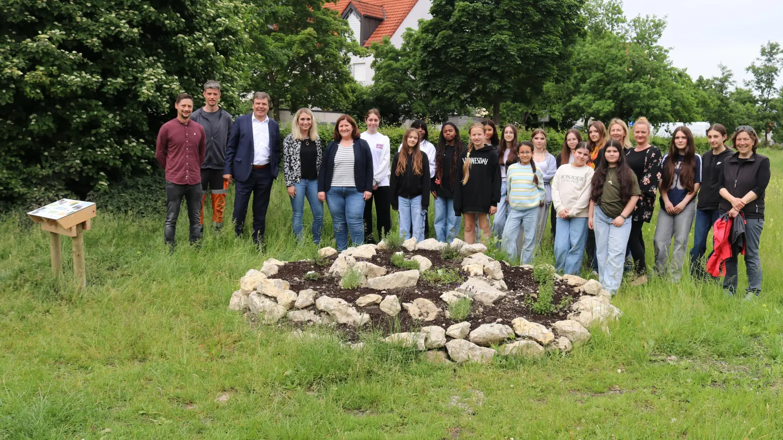 Von links: Stefan Grimm, Umweltbeauftragter der Gemeinde Karlsfeld, Julian Drabnitzke, Bauhof Grünanlagen, Erster Bürgermeister Stefan Kolbe, Annika Baumbach von Dachau AGIL, BarbaraPscherer vom Verein Dachauer Moos e.V., Schülerinnen der Mittelschule Karlsfeld, Lehrerin Doris Maier, Jugendsozialarbeiterin Marina dos Santos Rodrigues und Umweltpädagogin Anke Simon (r.) bei der Einweihung der Infotafeln auf der Blühpakt-Wiese. (Foto: red)