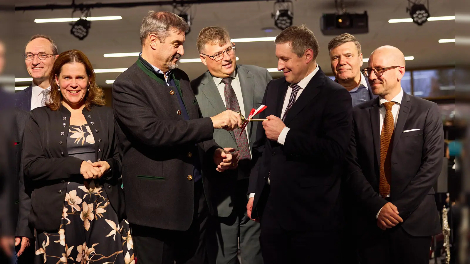 Feierliche Schlüsselübergabe des Ministerpräsidenten an den Schulleiter Tobias Berlinger. Mit im Bild: Bernhard Seidenath, Verena Dietl, Landrat Stefan Löwl und Architekt Tobias Hüber (Fritsch+Tschaidse Architekten GmbH). (Foto: Max Gall)